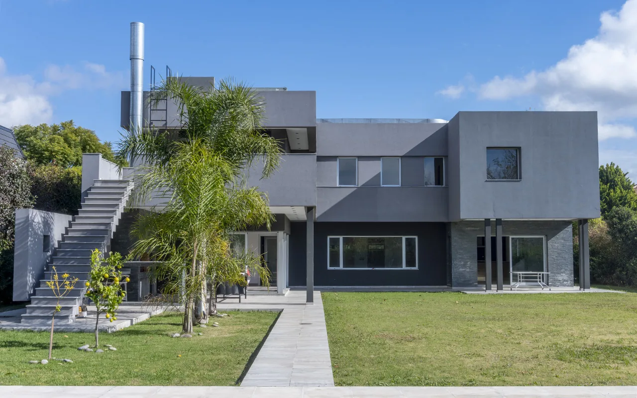 Fachada de vivienda moderna con jardín