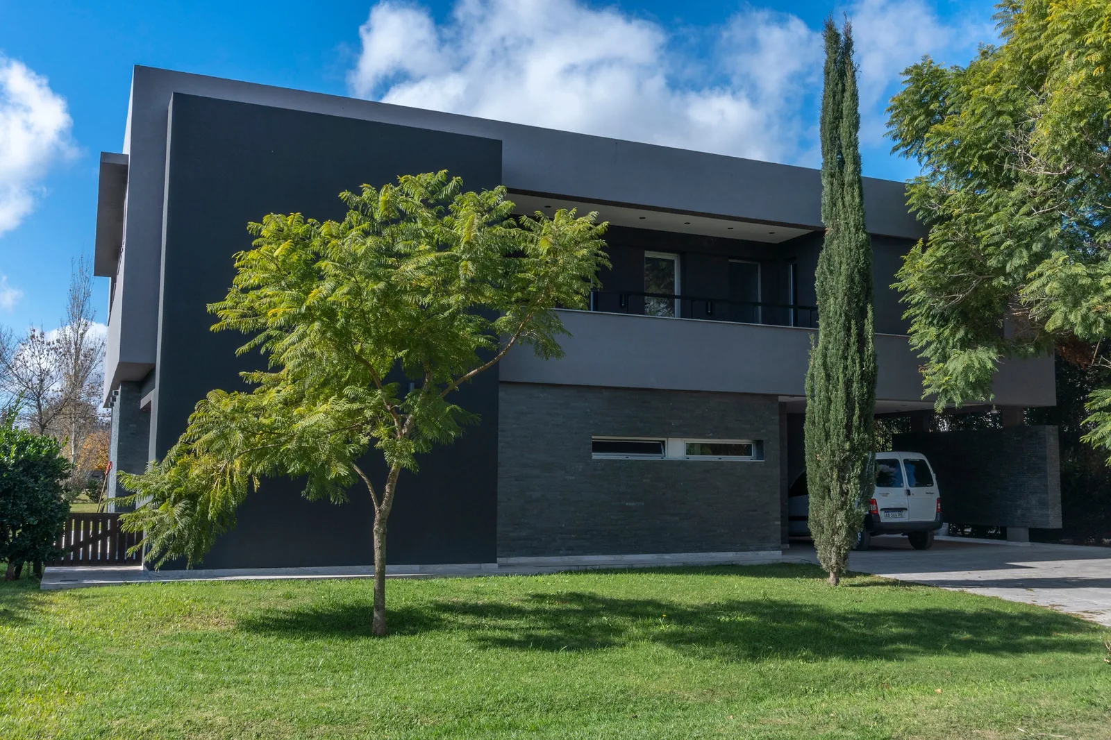 Casa contemporánea con parque