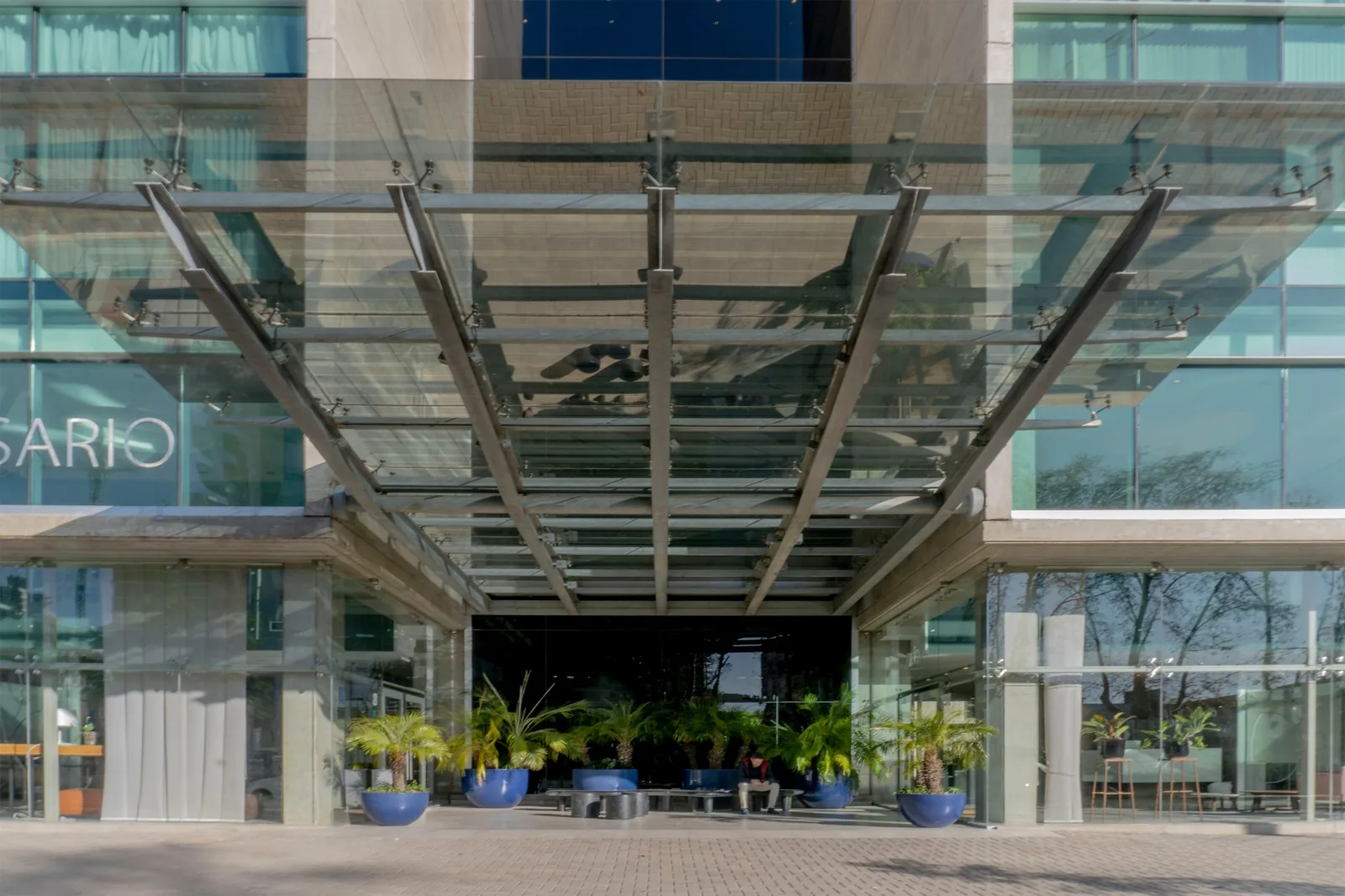 Ampliación residencial con vidrio y ladrillo