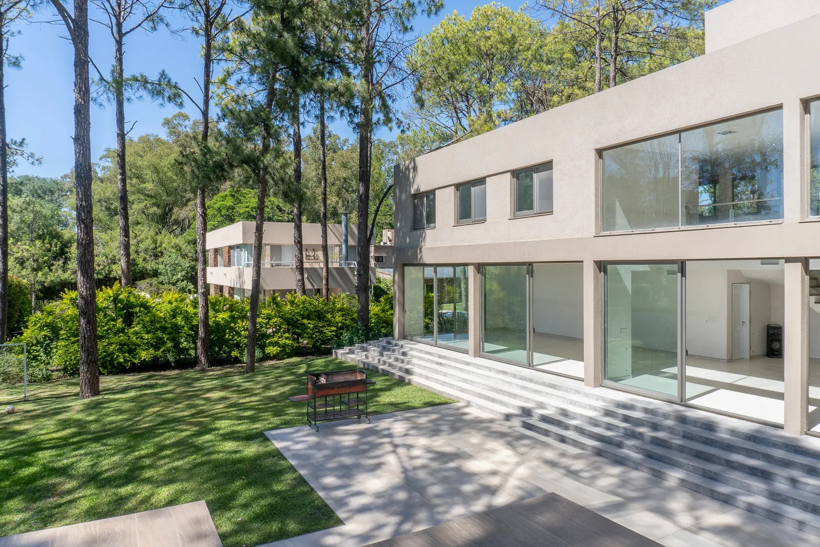 Fachada posterior de vivienda con grandes aberturas