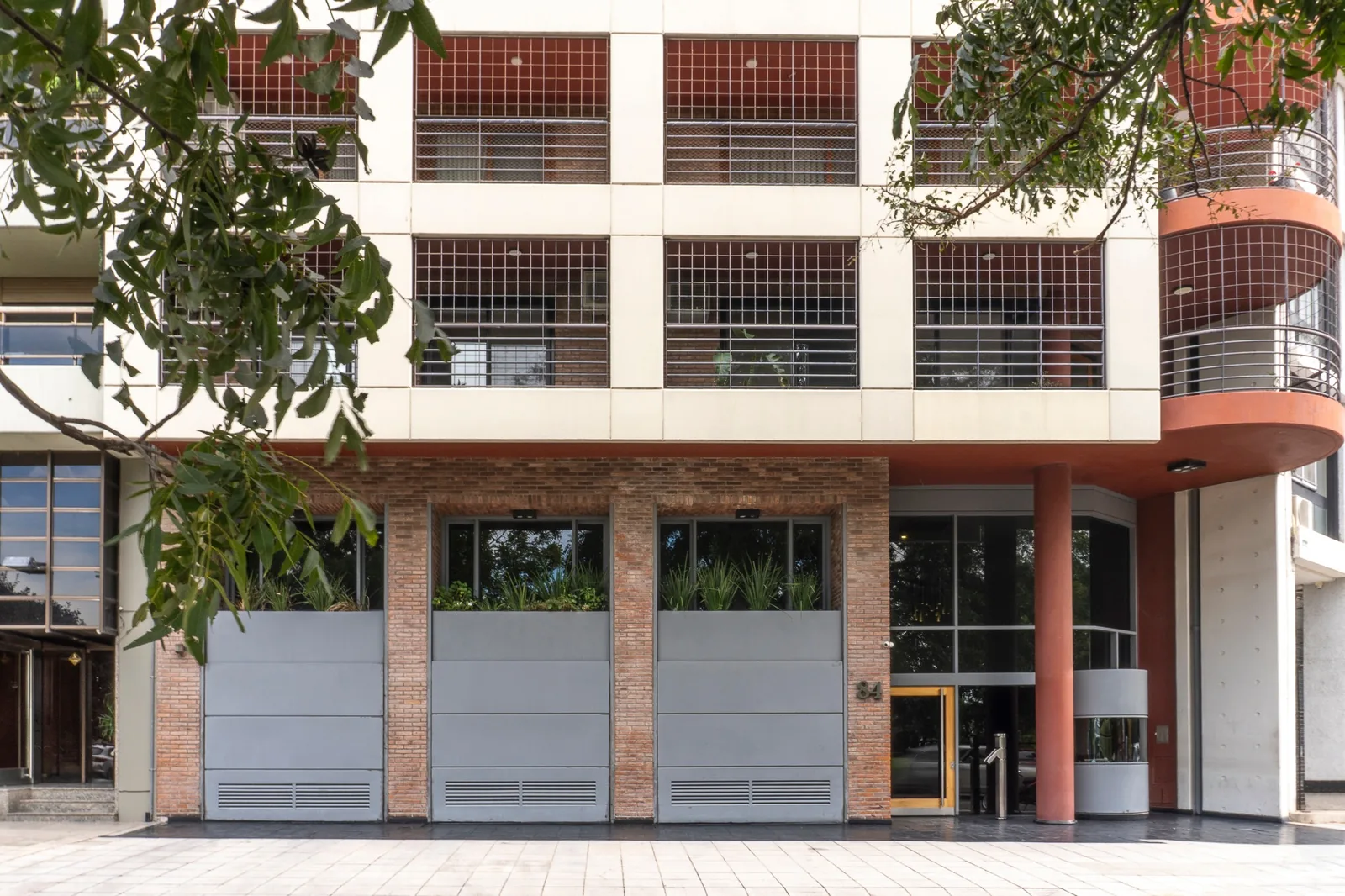 Casa moderna entre árboles