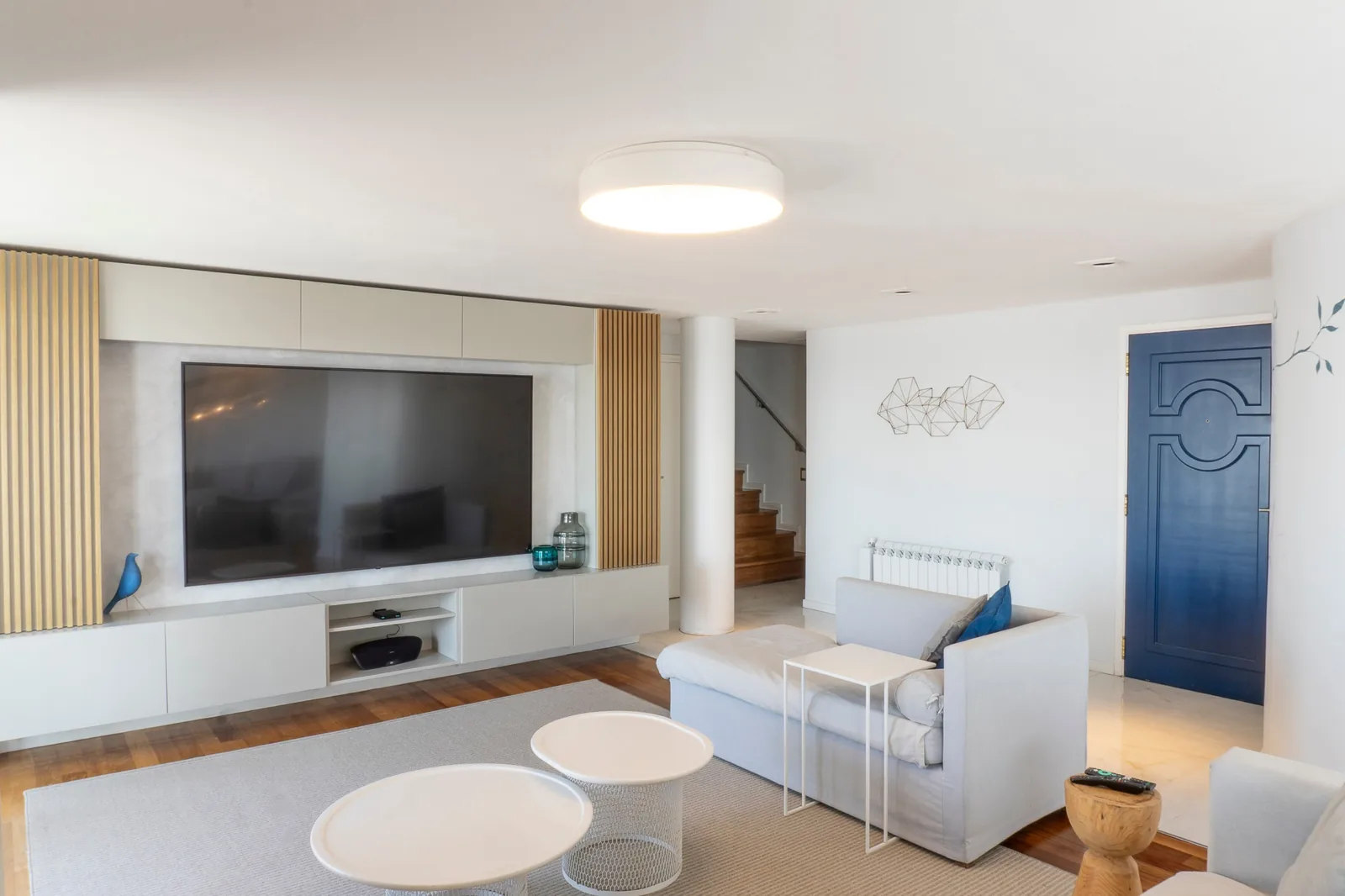 Interior residencial con cocina y living integrado