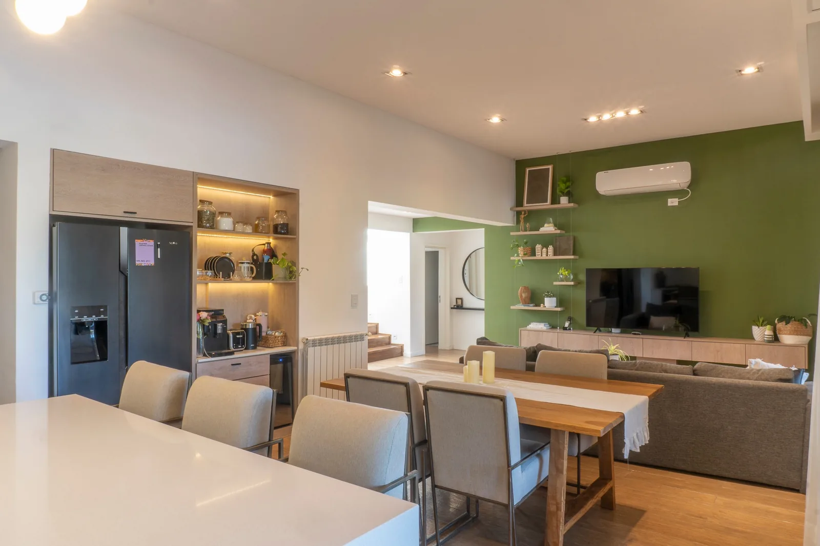 Interior residencial con mueble de TV y puerta azul