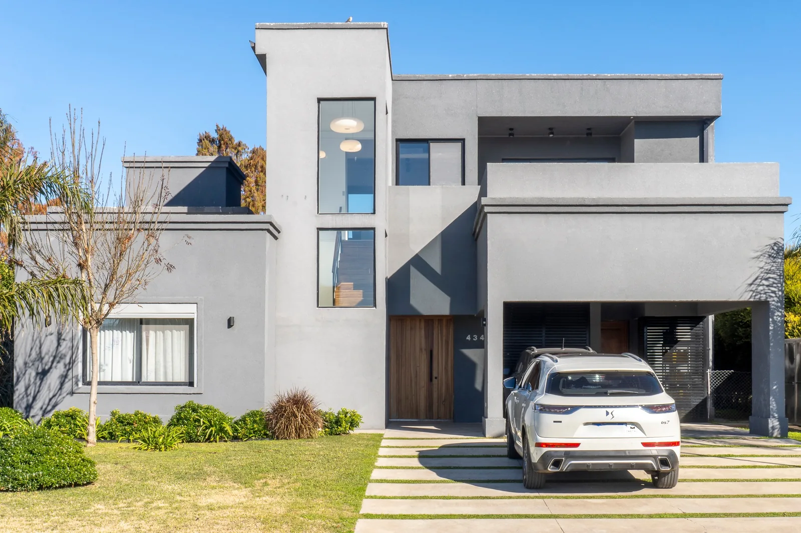 Fachada residencial con palmeras