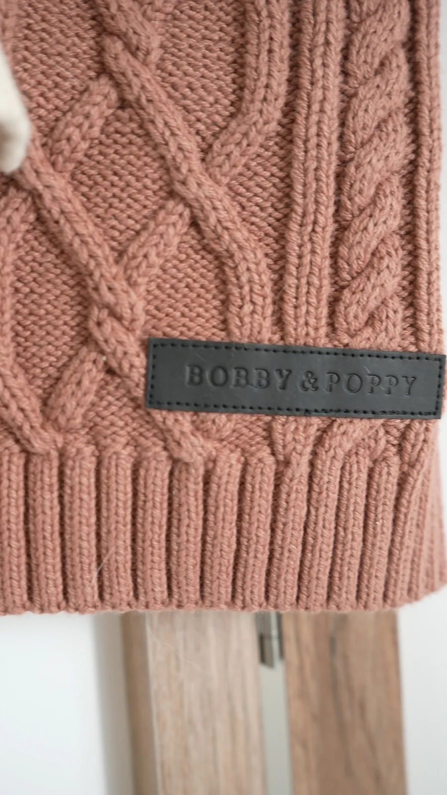 Detalle etiqueta Bobby and Poppy