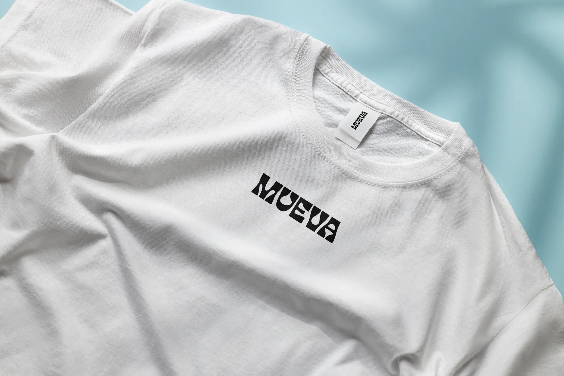 Mockup de remera MUEVA